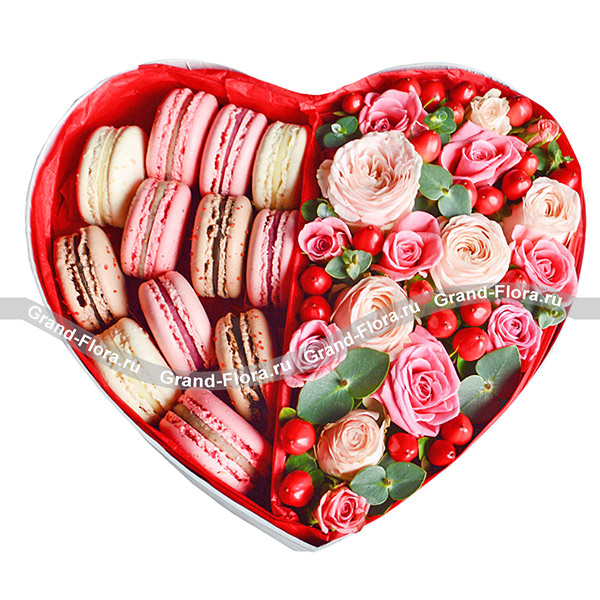 Признание в любви - коробка с макарунами и кустовыми розами