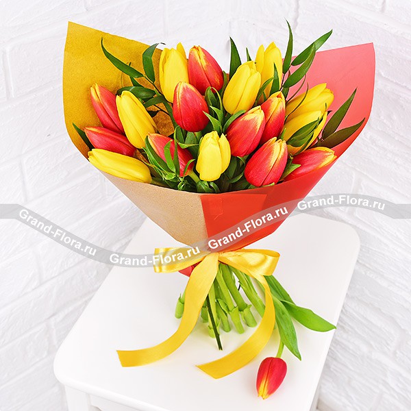 Яркий праздник - букет из желтых и оранжевых тюльпанов
