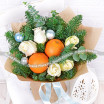Чудесная зима - букет из белых роз и апельсинов 3